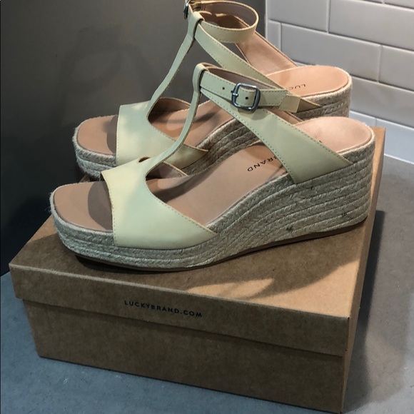 NEW women’s Lucky Brand Valki sandals - Picture 2 of 6